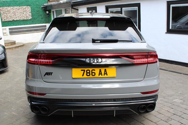 Audi SQ8 view 5