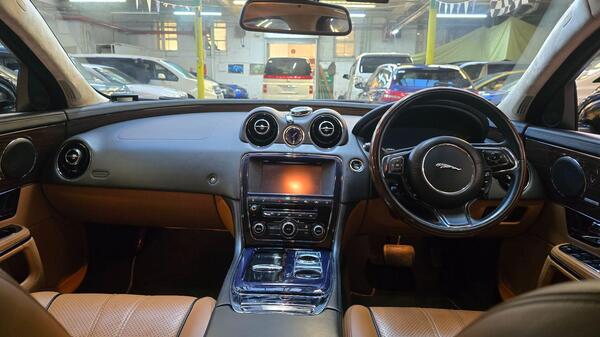 Jaguar XJ view 4