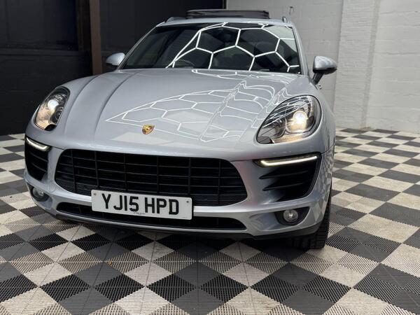 Porsche Macan view 3