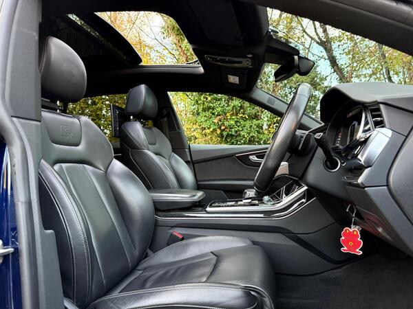Audi Q8 view 6