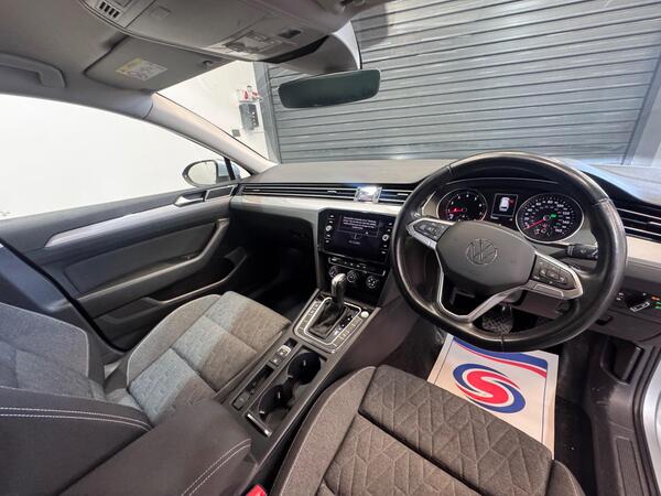 Volkswagen Passat view 4