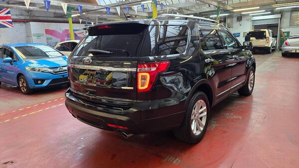 Ford Explorer view 4