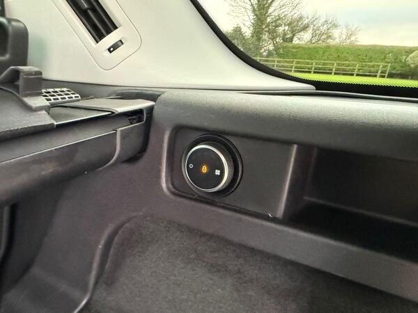 Land Rover Discovery Sport view 4