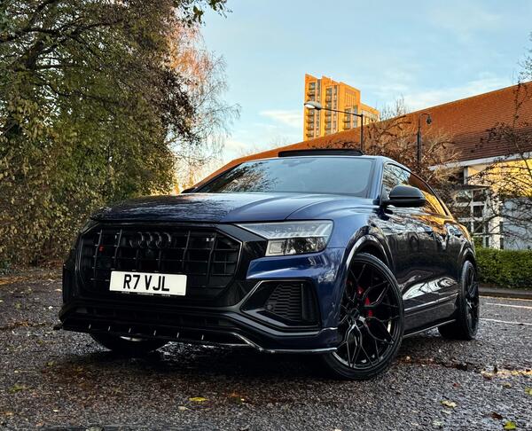 Audi Q8 view 5