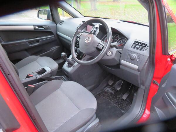 Vauxhall Zafira view 4