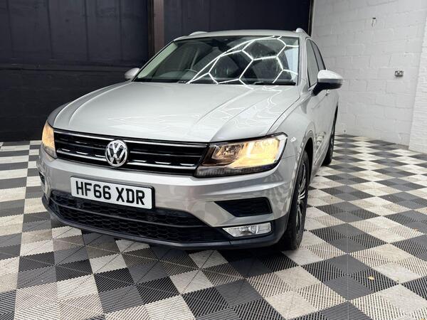 Volkswagen Tiguan view 3