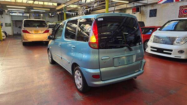 Toyota Yaris Verso view 3
