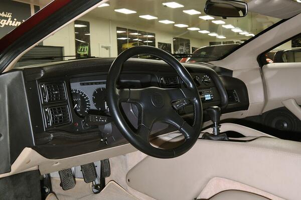 Jaguar XJ220 view 5