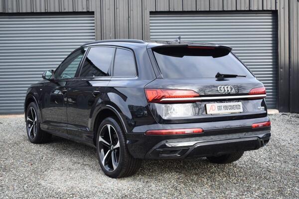 Audi Q7 view 3