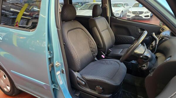 Toyota Yaris Verso view 6