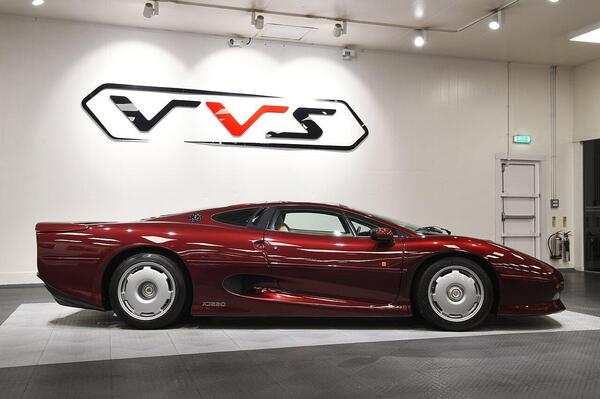 Jaguar XJ220 view 2