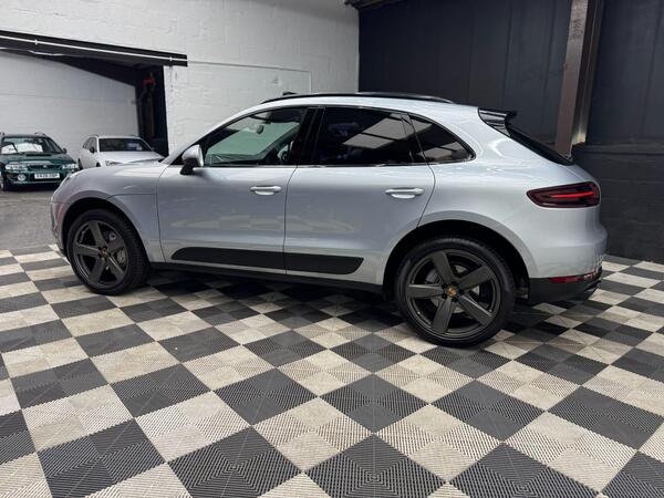 Porsche Macan view 4