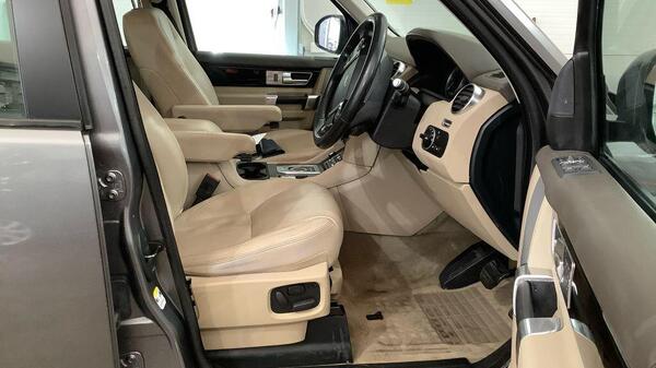 Land Rover Discovery view 2