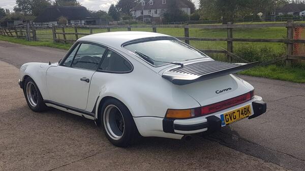 Porsche 911 view 5