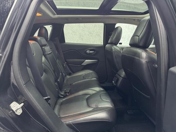 Jeep Cherokee view 6