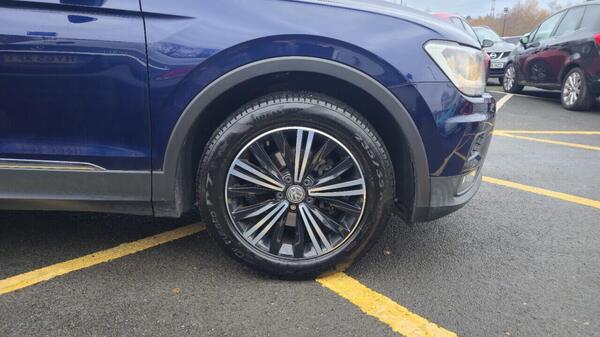 Volkswagen Tiguan view 4