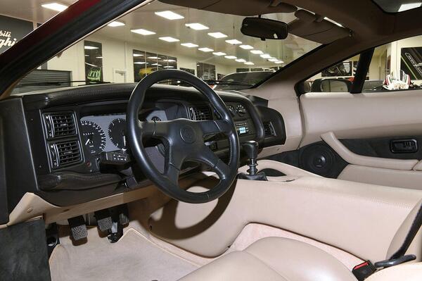 Jaguar XJ220 view 4