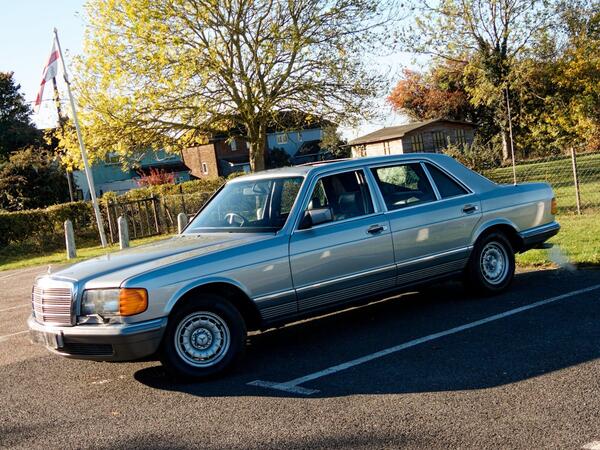 Mercedes-Benz 500 view 5
