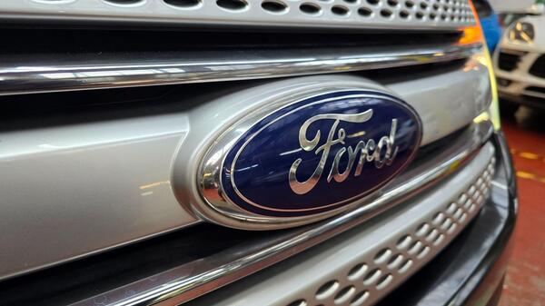 Ford Explorer view 3