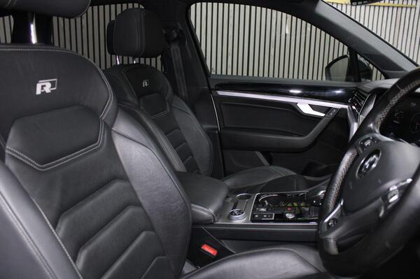 Volkswagen Touareg view 5