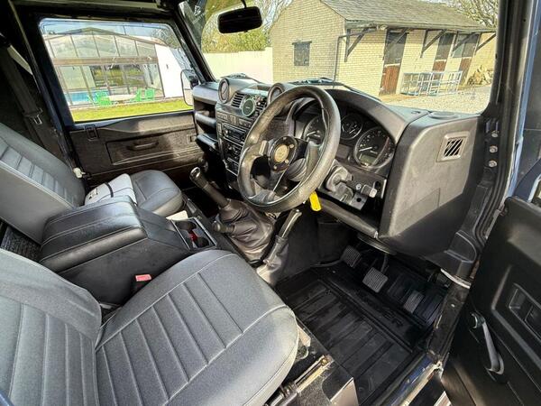 Land Rover Defender view 4