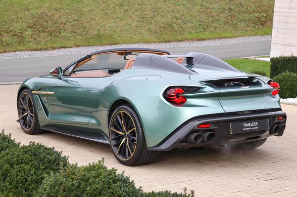 Aston Martin Vanquish photo 2