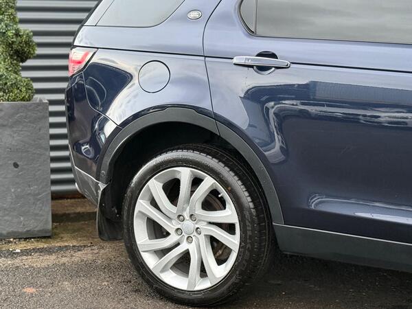 Land Rover Discovery Sport view 5
