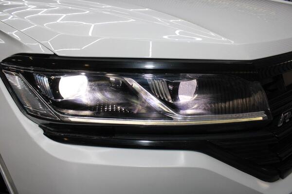 Volkswagen Touareg view 3