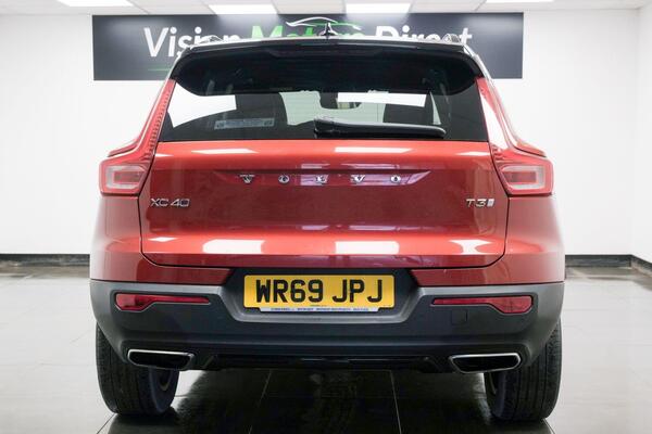 Volvo XC40 view 2