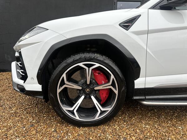 Lamborghini Urus view 6