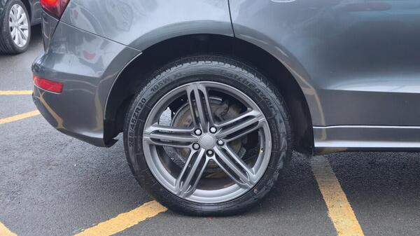 Audi Q5 view 5