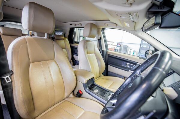 Land Rover Discovery Sport view 3