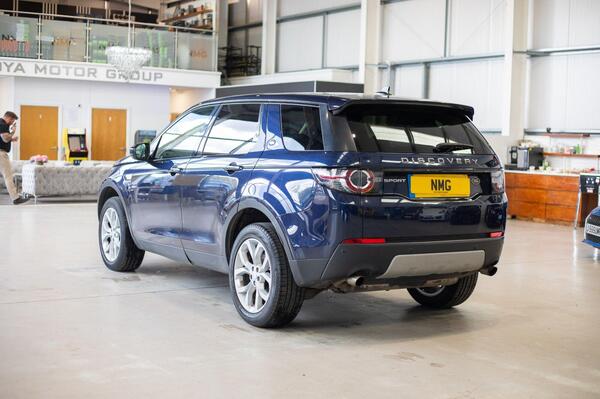 Land Rover Discovery Sport view 4