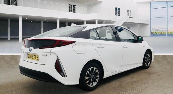 Toyota Prius view 4