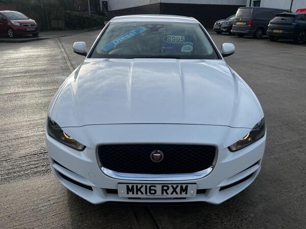 Jaguar Xe view 3