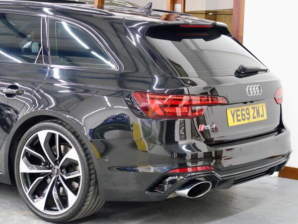 Audi RS4 view 4