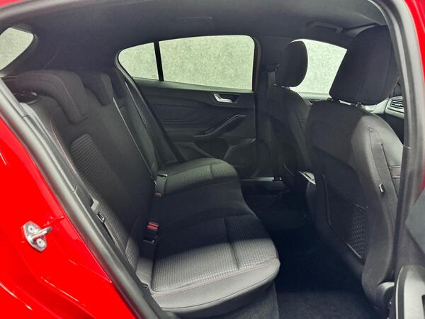 Ford Focus view 6