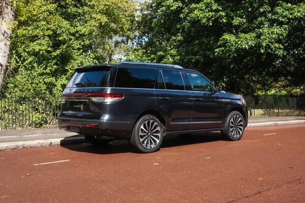 Lincoln Navigator view 4