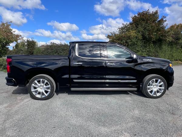 Chevrolet Silverado view 3