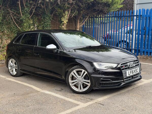 Audi S3: Front Right