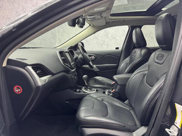 Jeep Cherokee view 3