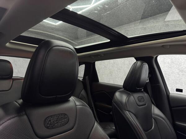 Jeep Cherokee view 5