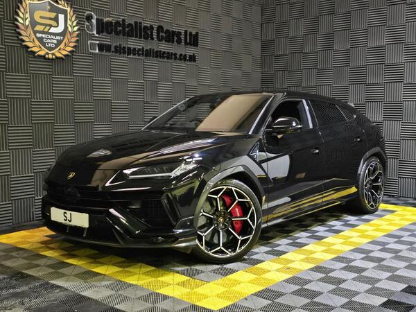 Lamborghini Urus view 3