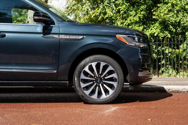 Lincoln Navigator view 6