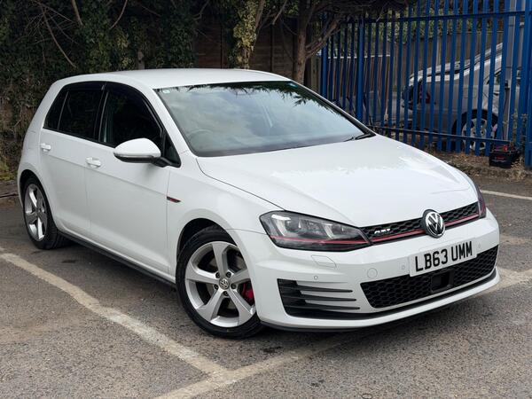 Volkswagen Golf: Front Right