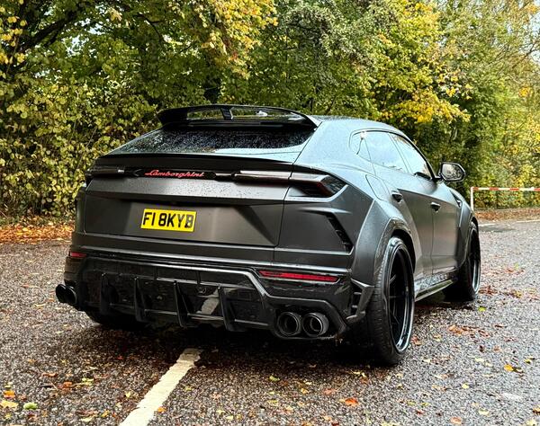 Lamborghini Urus view 3