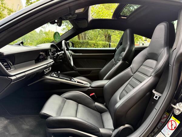 Porsche 911 view 6