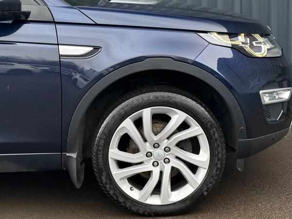 Land Rover Discovery Sport view 4