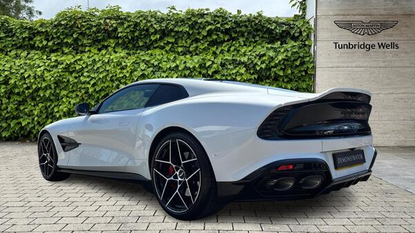 Aston Martin Vanquish photo 2