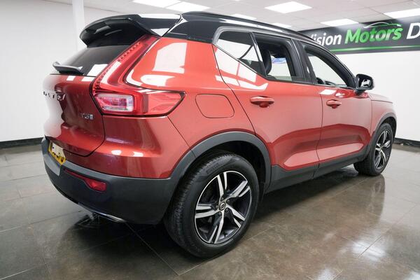 Volvo XC40 view 3